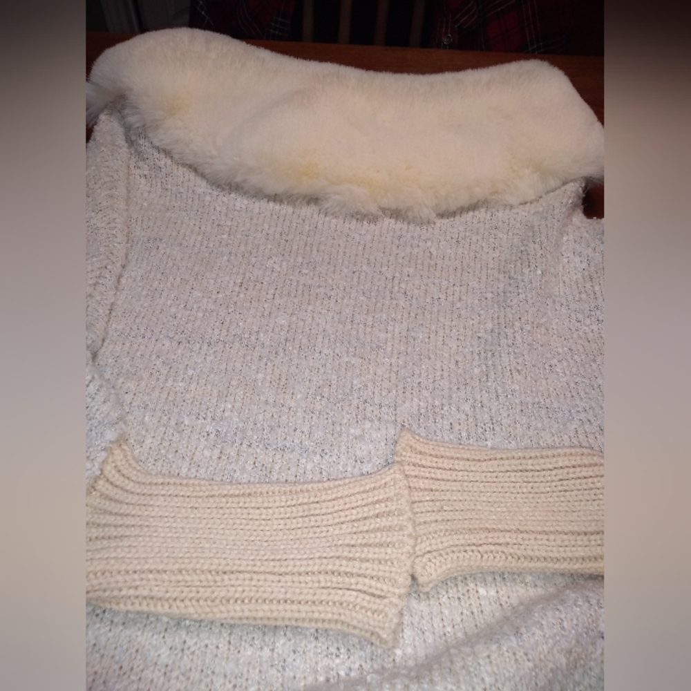 NWT Eclissy Oatmeal Coloured Poncho with Soft White Faux Fur Trim, One-S… - Picture 2 of 11